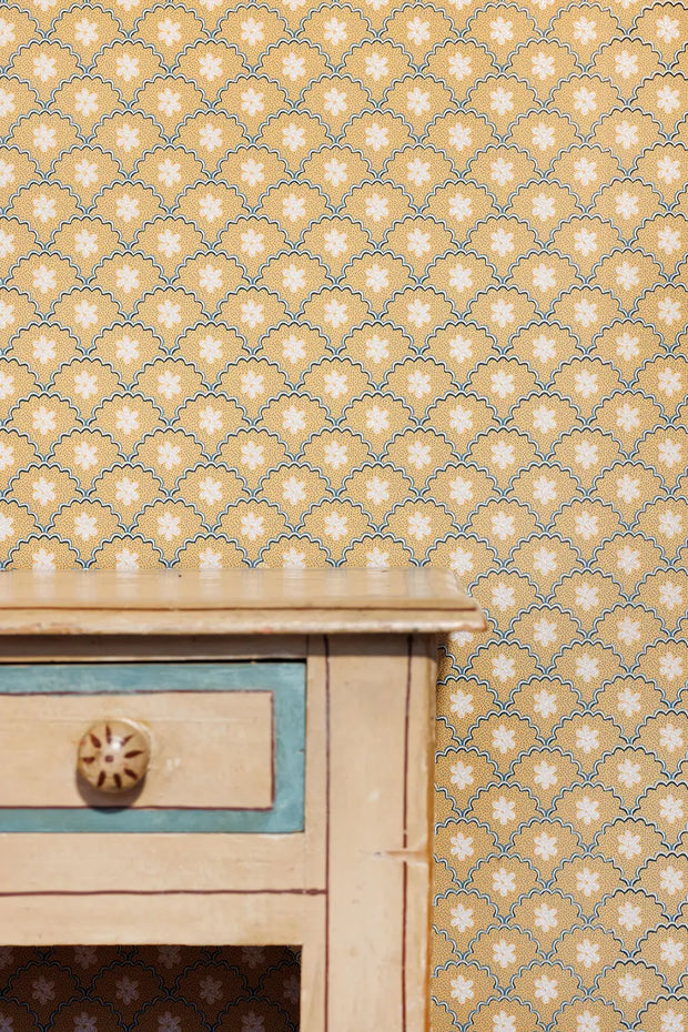 Sand/Ink Daisy Scallops Wallpaper – 10m Roll, Nonwoven, 52cm Width