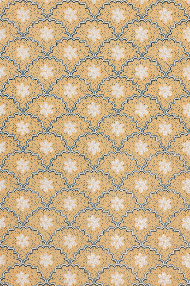 A wallpaper with a floral daisy scallops pattern in beige and yellow colors - Sand/Ink Daisy Scallops Wallpaper – 10m Roll, Nonwoven, 52cm Width